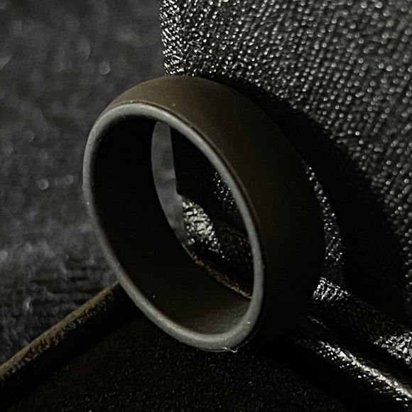 NEW Men’s Black Lightweight Silicone Universal Ring (Multiple Sizes) - Picture 1 of 5